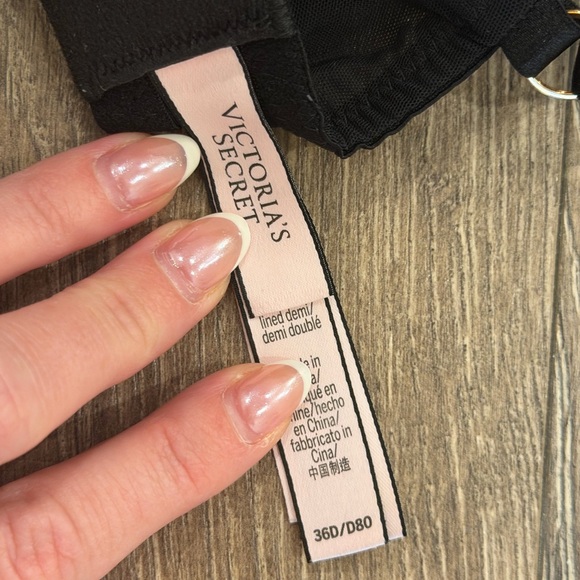 VICTORIA’S SECRET Elegant Black Lace Bra - Picture 3 of 3